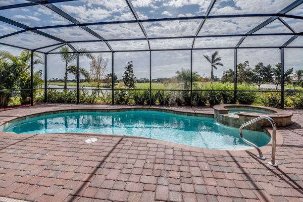 Pool Enclosure Cleaning in Daytona Beach